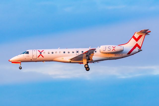 Embraer ERJ-135 (N262JX) - JSX Embraer 135 landing at PHX on 12/18/22. Taken with a Canon R7 and Tamron 70-200 G2 lens.