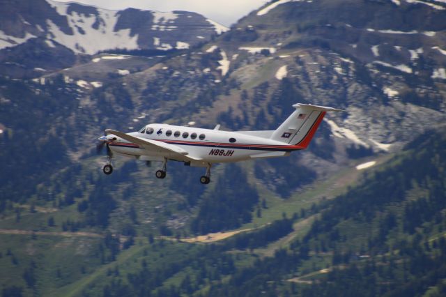 Beechcraft Super King Air 200 (N88JH)