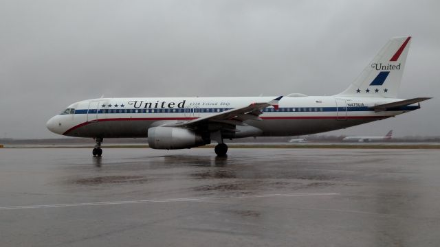 Airbus A320 (N475UA)