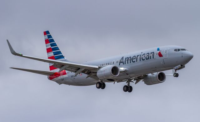 Boeing 737-800 (N989NN) - AAL2654 arrives in Toronto from Los Angeles