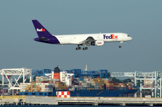 Boeing 757-200 (N953FD) - FDX 1473 from Memphis on short final to 33L