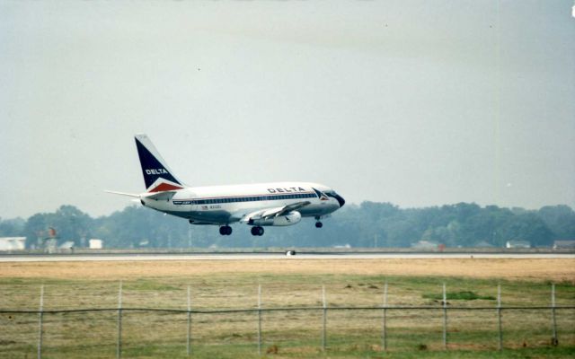 Boeing 737-200 (N312DL)