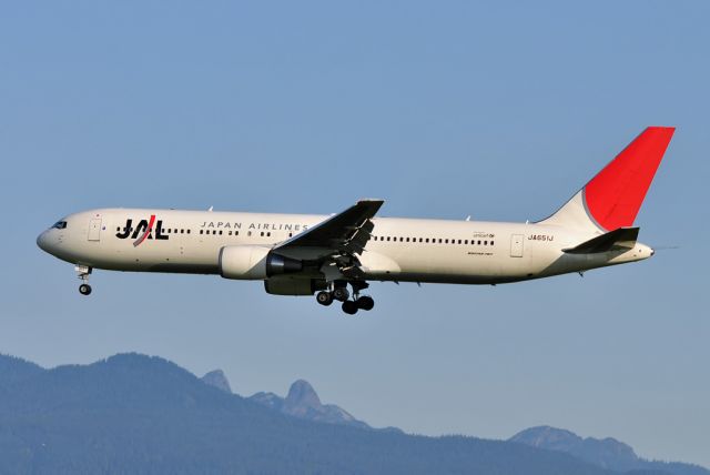 BOEING 767-300 (JA651J)