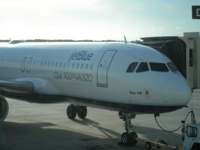 Airbus A320 (N655JB)