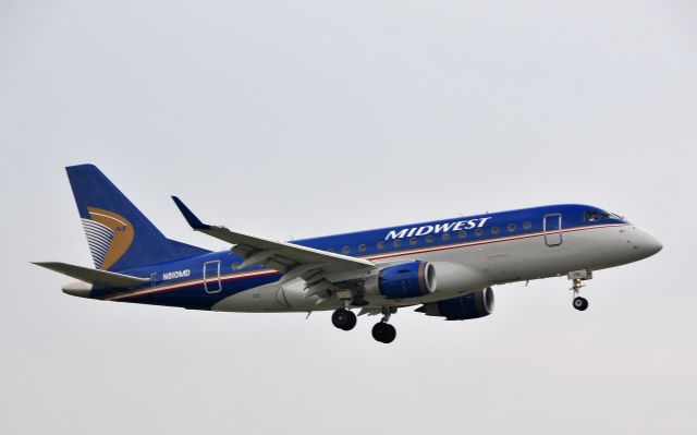 Embraer 170/175 (N810MD) - Landing 19R on 07102011