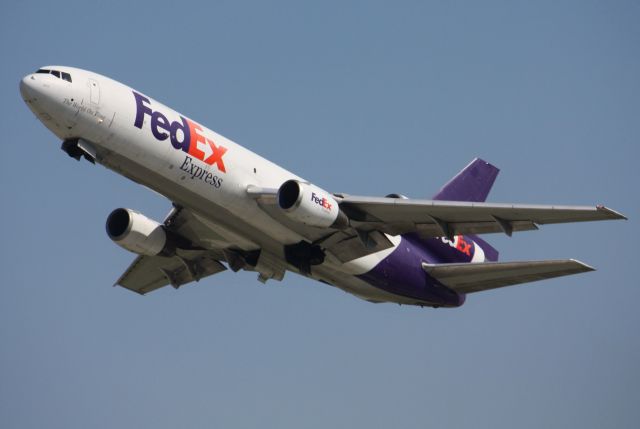 McDonnell Douglas DC-10 (N569FE) - FedEx MD-10 heads back to LCK after diverting to CLE because of weather....This MD-10 also has the FLIR  thermal imaging camera on the nose