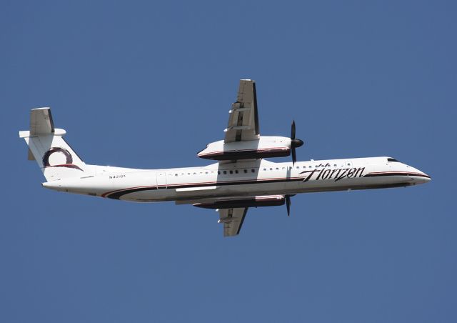 de Havilland Dash 8-400 (N421QX)