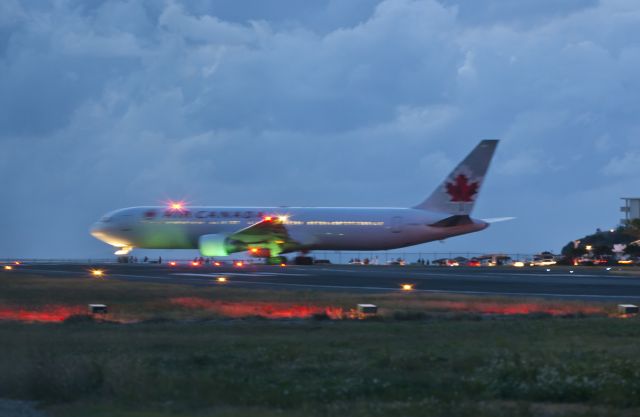 BOEING 767-300 (C-FMWV)