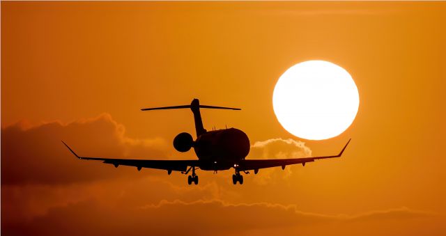 Bombardier Challenger 300 (N200JB)