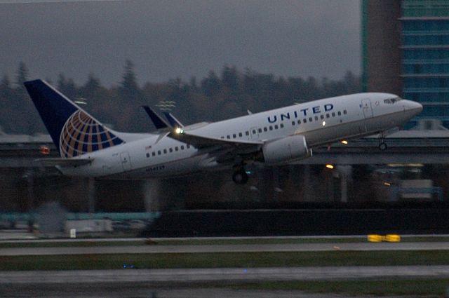 Boeing 737-700 (N24729) - UA2023 to Houston,4.15.2017