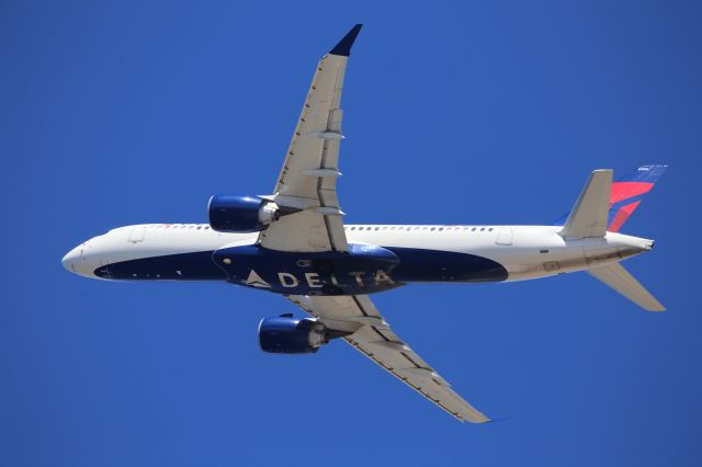 Airbus A220-300 (N306DU)