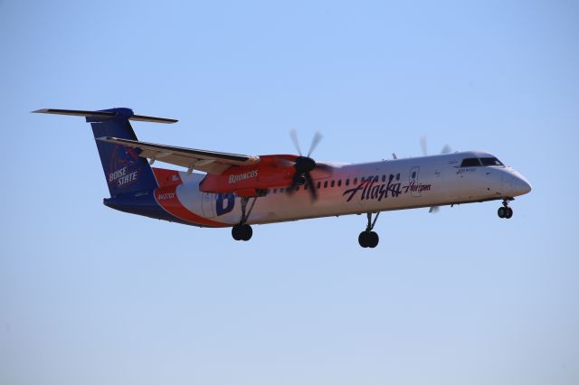 de Havilland Dash 8-400 (N437QX)