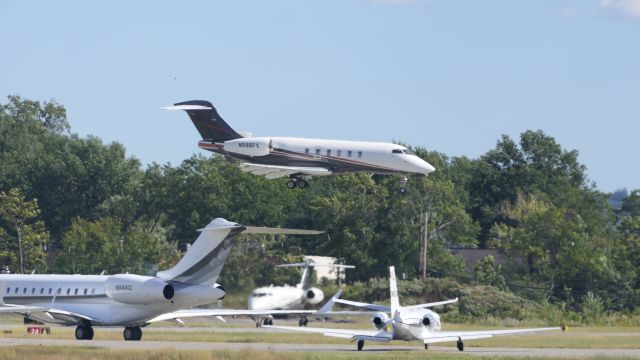 Bombardier Challenger 300 (N586FX)