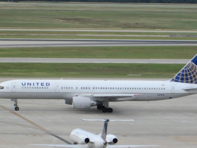 Boeing 757-200 (N511UA)