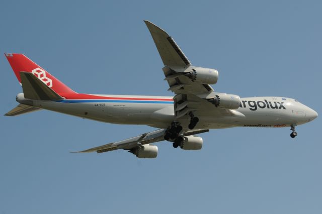 BOEING 747-8 (LX-VCB) - 747-8F Rockin it on short final R-23R IND. How bout' those raked wing tips and serated engince cowlings...Love it!