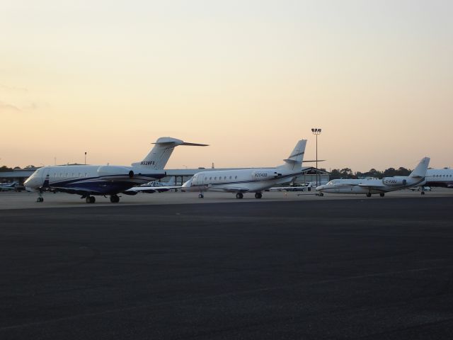 Bombardier Challenger 300 (N528FX) - Early morning departures.