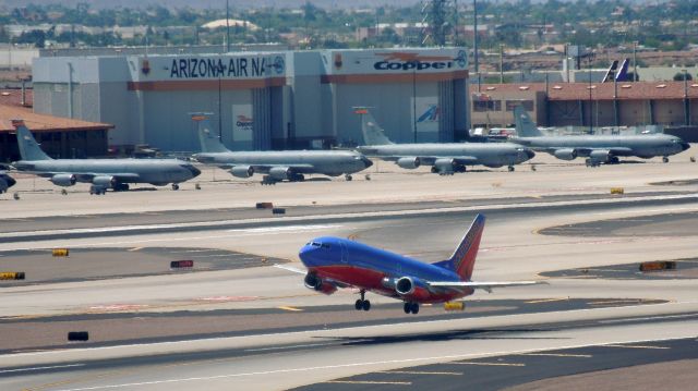 BOEING 737-300 (N694SW)