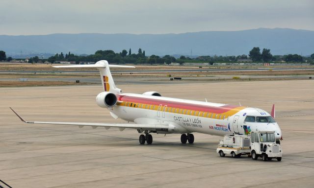 Canadair Regional Jet CRJ-200 (EC-LOX) - Iberia/Air Nostrum Canadair CL-600-2E25 Regional Jet CRJ-1000 EC-LOX in Valencia