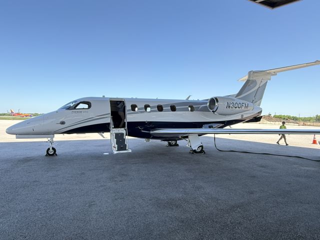 Embraer Phenom 300 (N300FM)