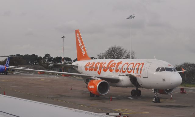 Airbus A319 (G-EZAA) - Easyjet Airbus A319-111 G-EZAA in Bristol