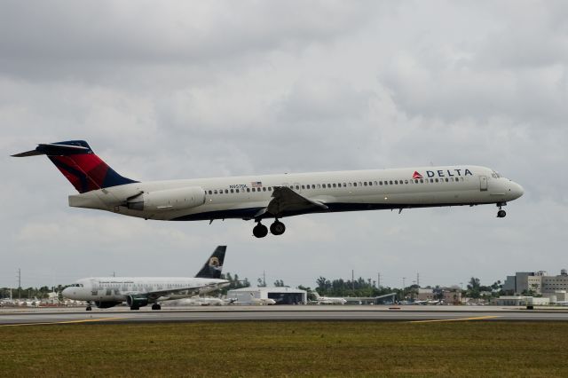 McDonnell Douglas MD-80 (N957DL)