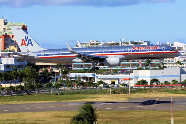 BOEING 767-200 (N631AA)