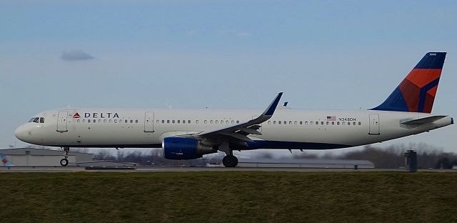 Airbus A321 (N348DN)