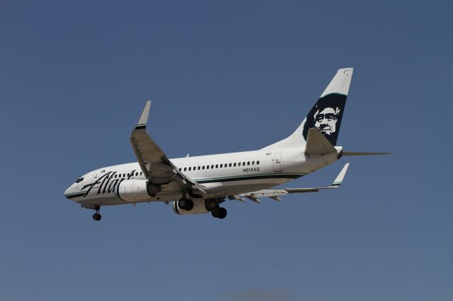 Boeing 737-700 (N614AS) - John Wayne Airport