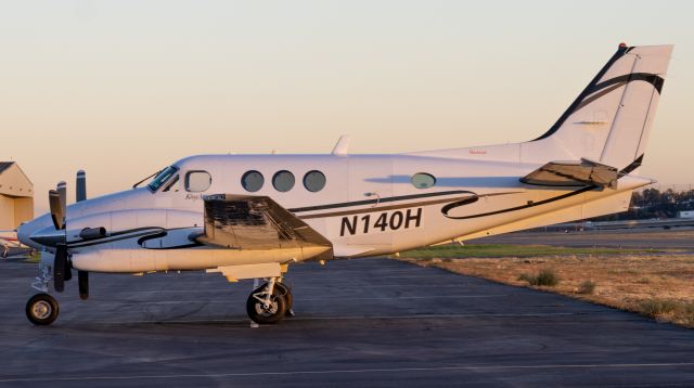 Beechcraft King Air 90 (N140H)