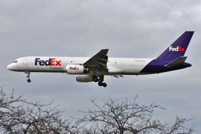 Boeing 757-200 (N933FD)