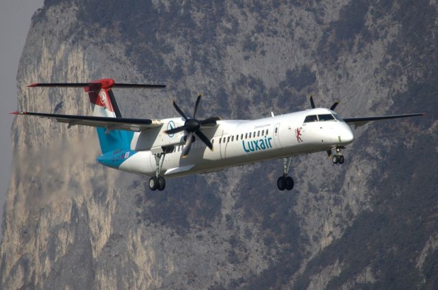 de Havilland Dash 8-400 (LX-LGH)