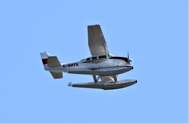 Cessna 206 Stationair (C-GHTX) - C-GHTX CESSNA SUPER SKYWAGON U-206-C Survolant le fleuve St-Laurent à Lavaltrie QC. le 22-05-2023 à 12:01