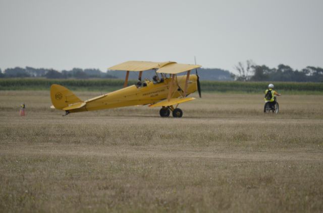 OGMA Tiger Moth (N8233)