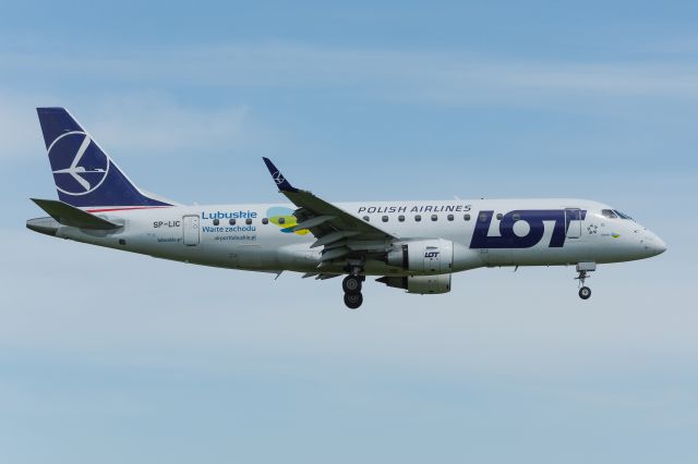 Embraer 175 (SP-LIC) - WAW SPOTTING
