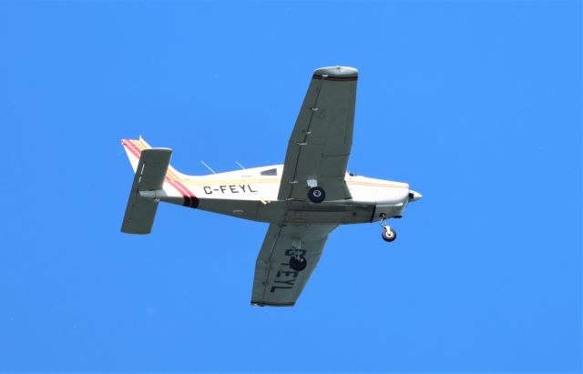 Piper Cherokee (C-FEYL) - C-FEYL PIPER PA-28-151 Cherokee Warrior Survolant le fleuve St-Laurent QC. à Lavaltrie le 23-06-2023 à 16:40