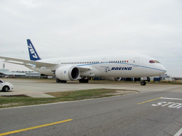 Boeing 787-8 (N787FT) - After a brief tour stop in Houston, Boeings test 787 ready to taxi.