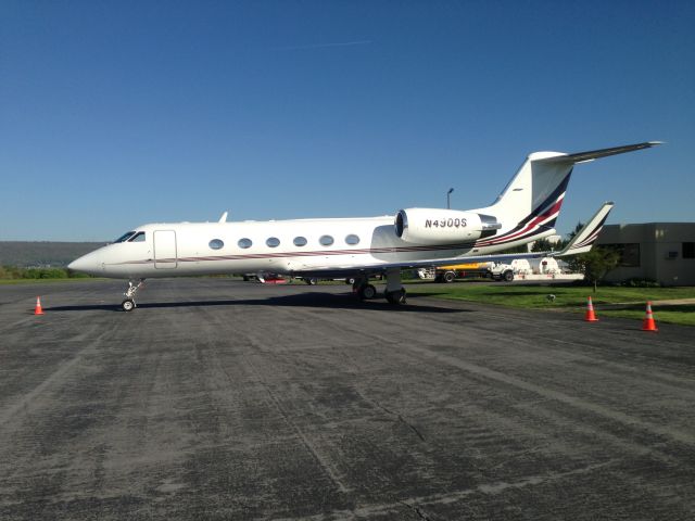 Gulfstream Aerospace Gulfstream IV (N490QS) - Beautiful Gulfstream IV at Reading Airport.