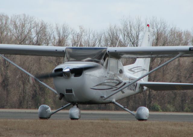 Cessna Skyhawk (N1036M) - Taxxing on Foxtrot to 14 at the Downtown Shreveport airport.