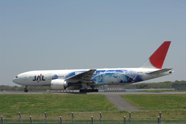 Boeing 777-200 (JA704J) - Taxi at Narita Intl Airport on 2007/5/4 One World c/s