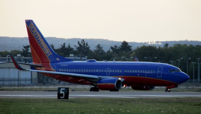 Boeing 737-700 (N718SW)