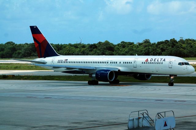 Boeing 757-200 (N681DA)