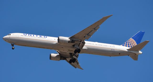 BOEING 767-400 (N77066) - On final to RWY 1R