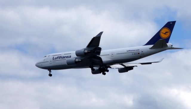Boeing 747-400 (D-ABVZ) - On final is this 2001 Lufthansa Boeing 747-400 in the Summer of 2019.