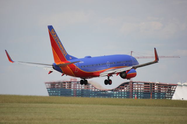 Boeing 737-700 (N915WN) - Landing 35L