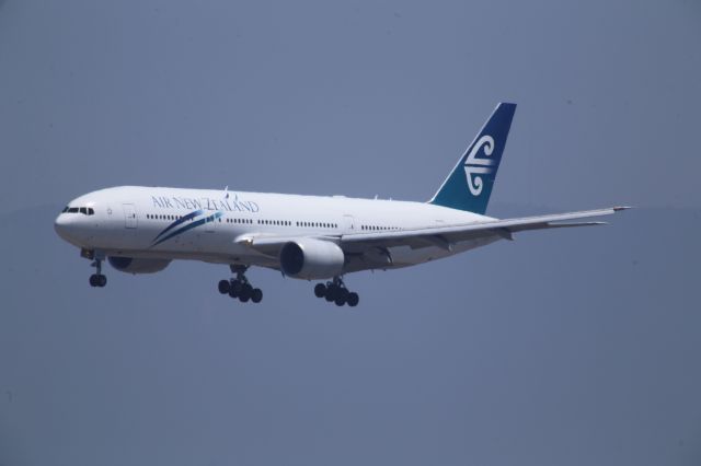 Boeing 777-200 (ZK-OKD)