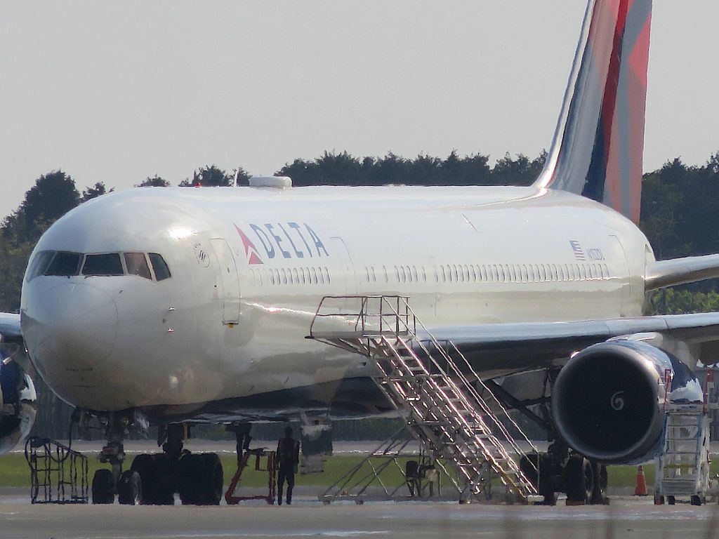 BOEING 767-300 (N152DL) - I take a picture on Apr 28, 2017.br /N152DL which came flying on April 26 in a maintenance stay on April 28.