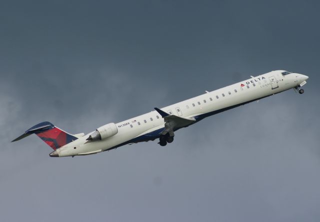 Canadair Regional Jet CRJ-900 (N135EV)