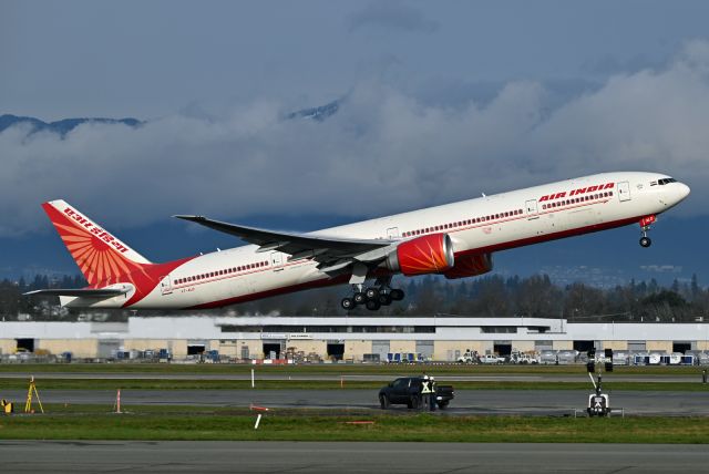 BOEING 777-300ER (VT-ALO)