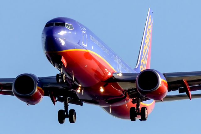 Boeing 737-800 (N8609A) - Flight 2258 on 11/29/2014 @ 4:16pm EST on short final to RWY 1L at KTPA inbound from KPHX.