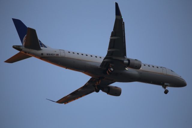 EMBRAER 175 (long wing) (N164SY)